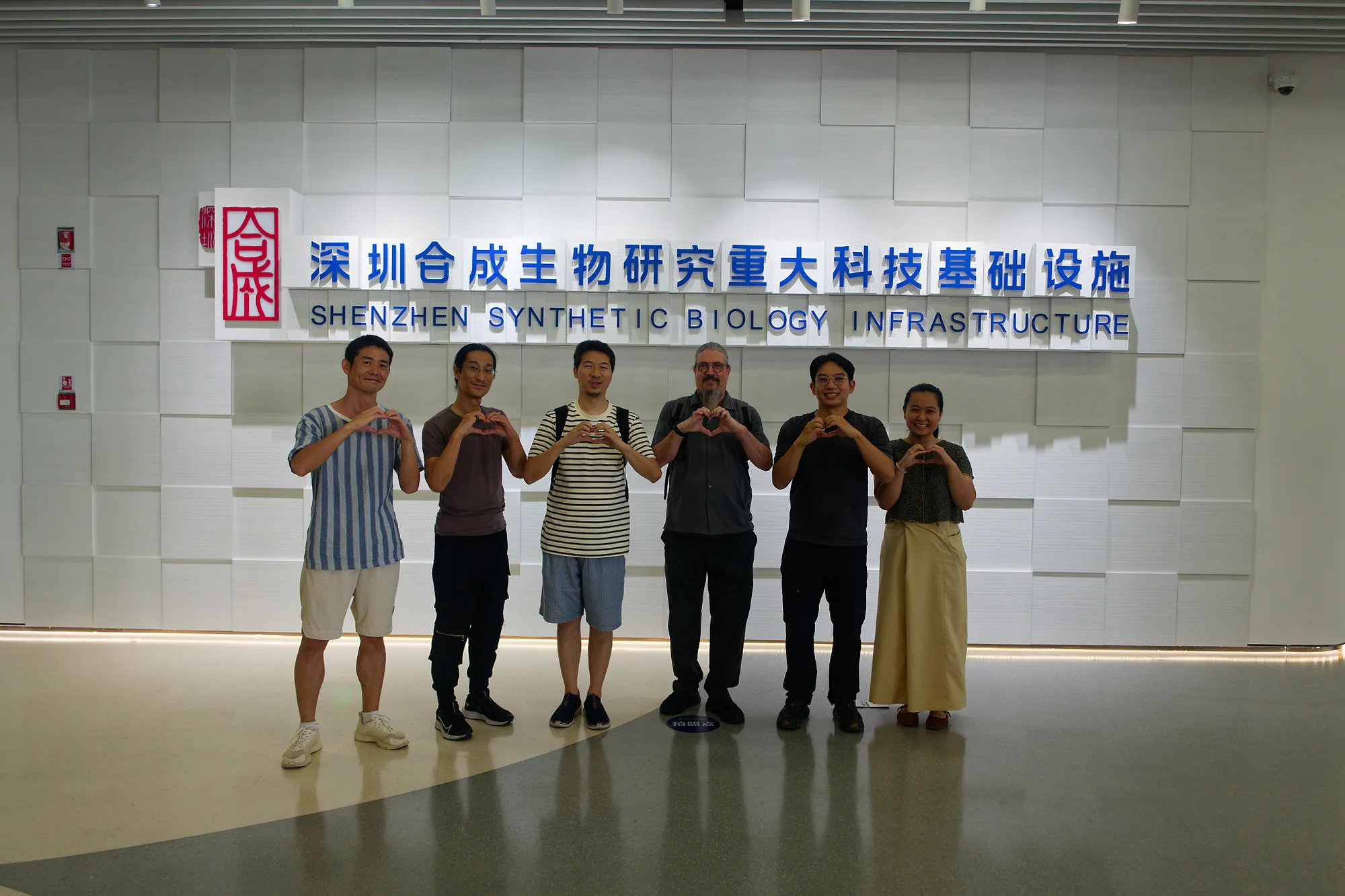Resident Oron Catts with researchers during a visit to the Shenzhen synthetic biology research infrastructure