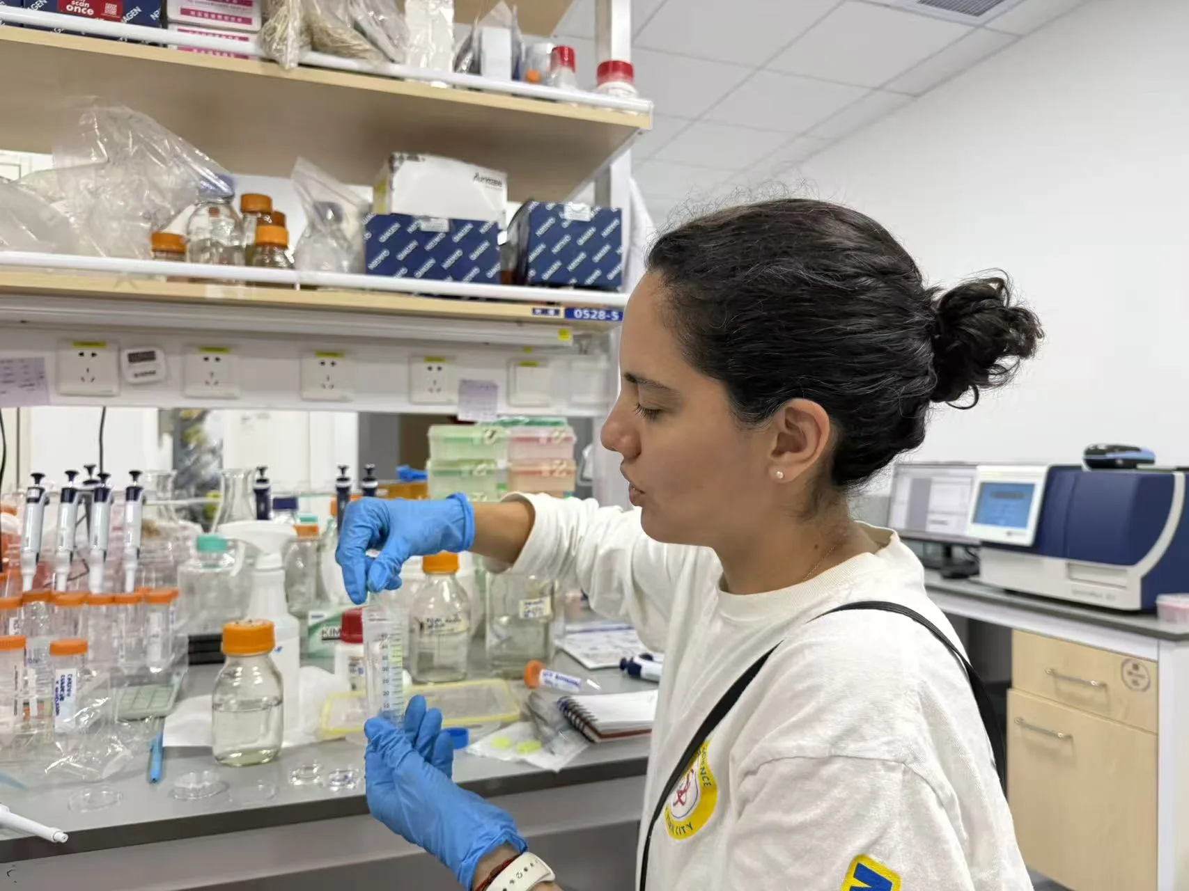 Lolo Ostia carrying out supervised material research in a synthetic biology laboratory